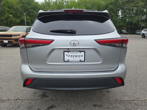 Used 2022 Toyota Highlander XLE AWD/4WD image 5
