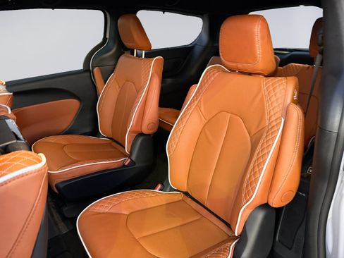 New 2026 Chrysler Pacifica Pinnacle image 13