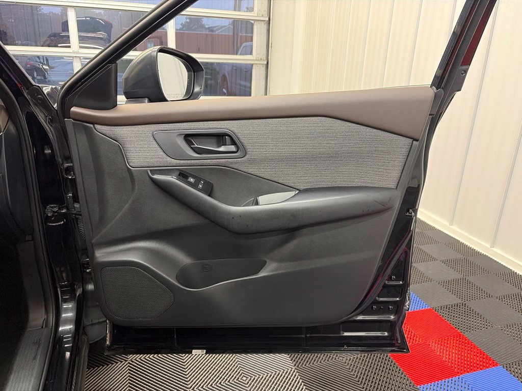 Used 2023 Nissan Rogue S AWD/4WD image 20