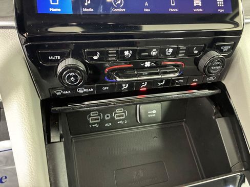 Used 2023 Jeep Grand Cherokee Overland w/ Luxury Tech Group IV AWD/4WD image 70