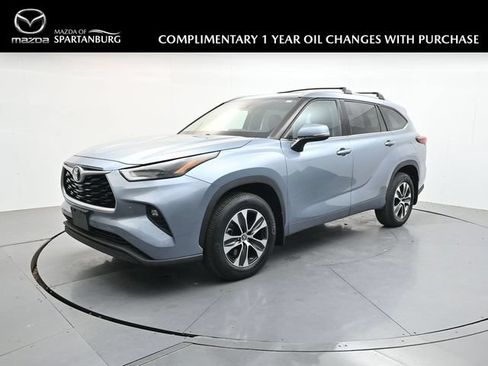 Used 2022 Toyota Highlander XLE AWD/4WD image 1