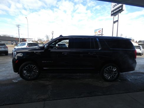 Used 2023 GMC Yukon XL Denali Ultimate image 10