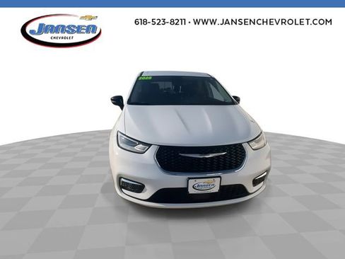 Used 2024 Chrysler Pacifica Touring-L image 3