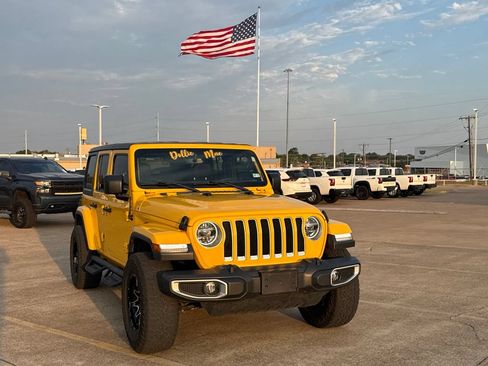 Used 2019 Jeep Wrangler Unlimited Sahara AWD/4WD image 3