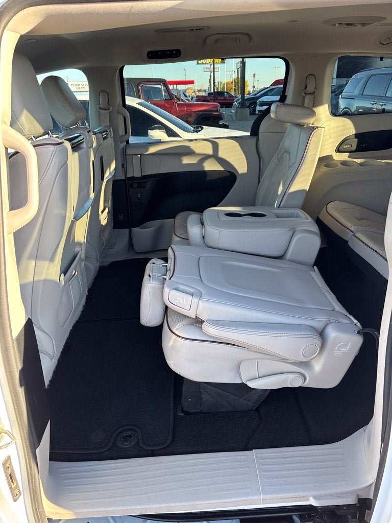 Used 2018 Chrysler Pacifica Limited FWD image 27
