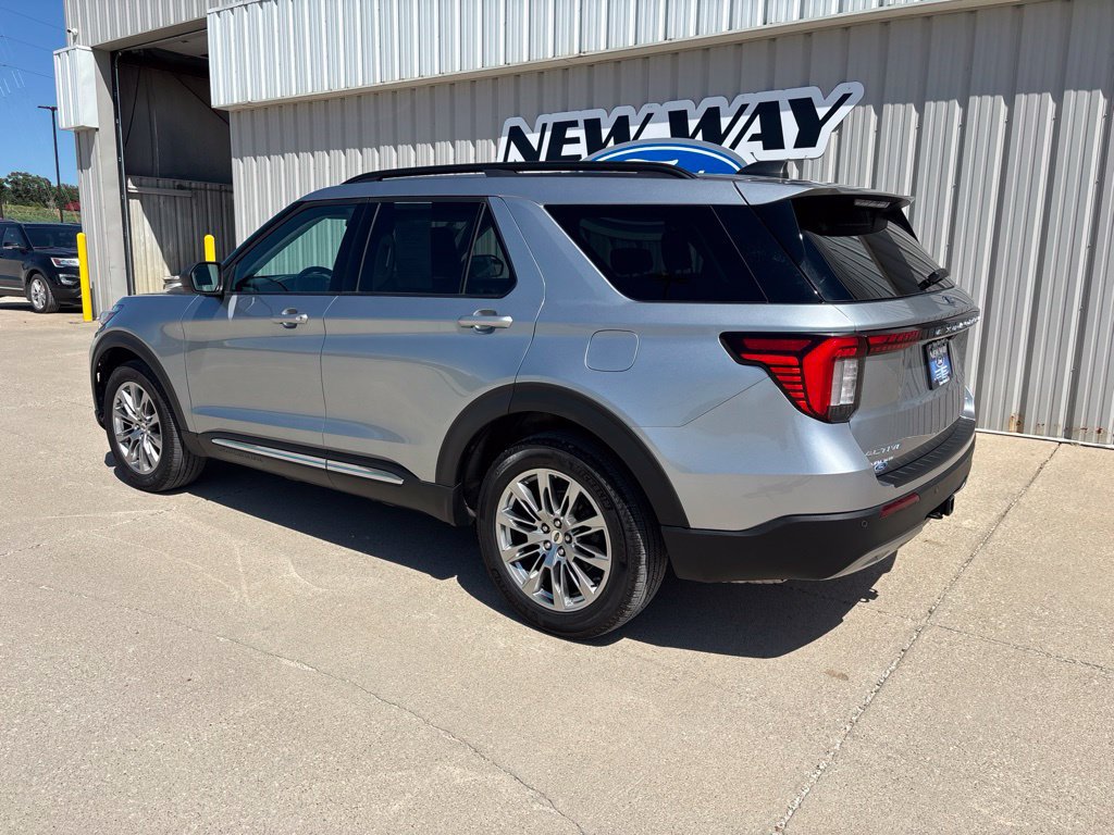 Used 2025 Ford Explorer Active w/ Active Comfort Package AWD/4WD image 6
