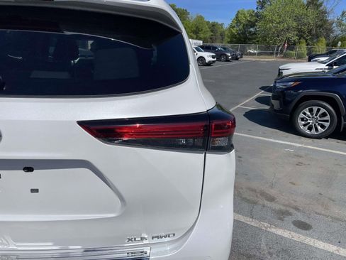 Used 2023 Toyota Highlander XLE image 14