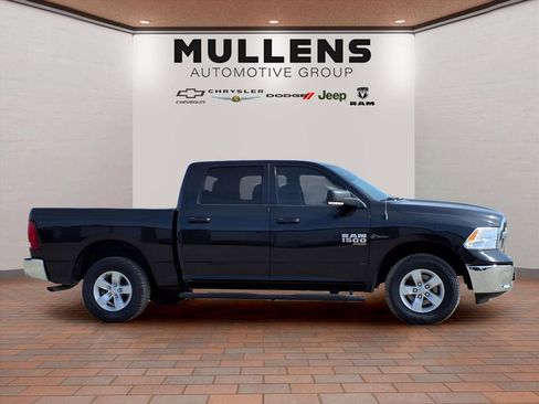 Used 2019 RAM 1500 Classic SLT w/ Luxury Group image 4