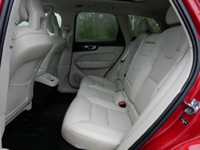 Used 2018 Volvo XC60 T6 Momentum AWD/4WD image 11