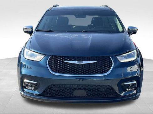 Used 2023 Chrysler Pacifica Limited image 2