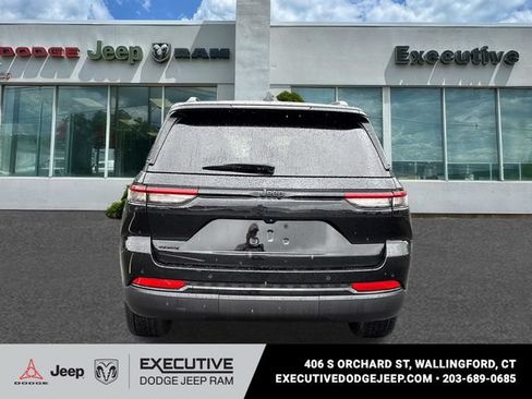 Used 2023 Jeep Grand Cherokee Altitude AWD/4WD image 3