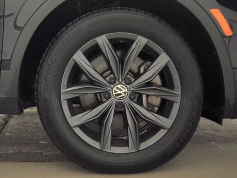 Used 2022 Volkswagen Tiguan SE image 11