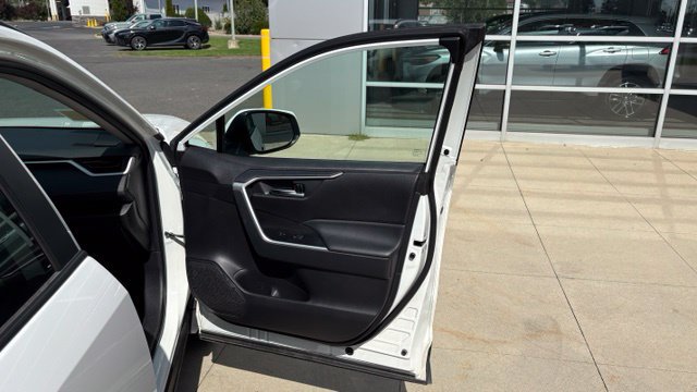 Used 2025 Toyota RAV4 XLE AWD/4WD image 31