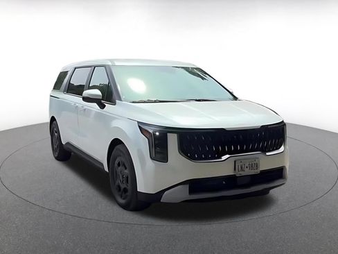 Used 2026 Kia Carnival FWD image 3