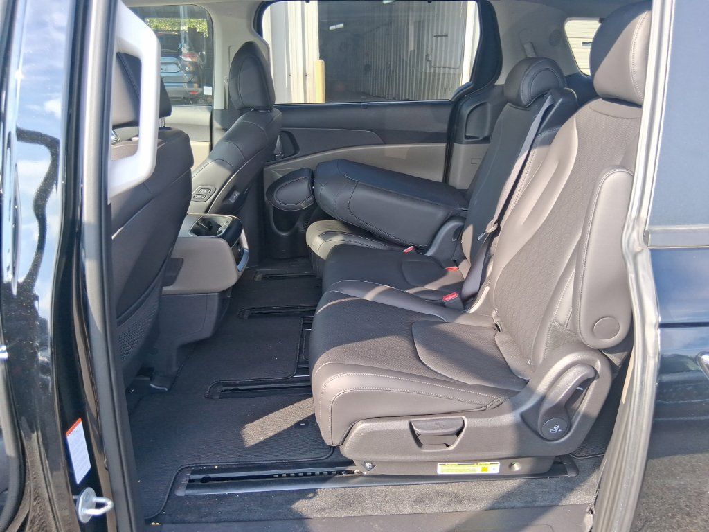 Used 2026 Kia Carnival EX FWD image 15