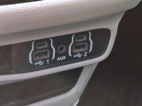 Used 2024 Chrysler Pacifica Limited FWD image 27