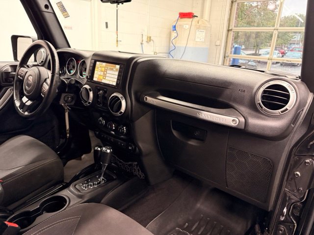 Used 2015 Jeep Wrangler Unlimited Sahara w/ Connectivity Group AWD/4WD image 23