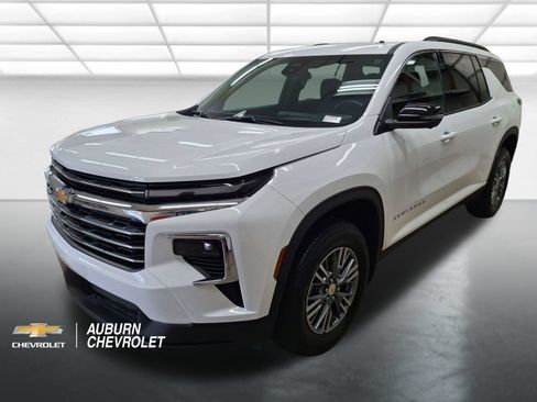 Used 2025 Chevrolet Traverse LT w/ Driver Confidence Package FWD image 7