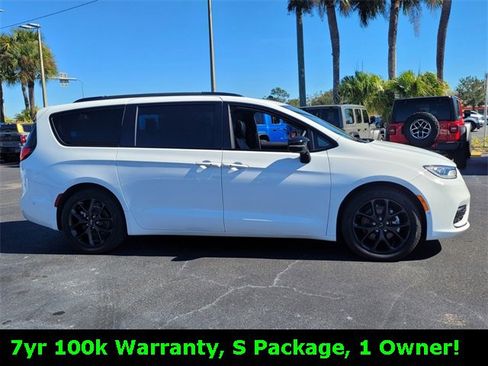 Used 2024 Chrysler Pacifica Limited w/ S Appearance Package image 8