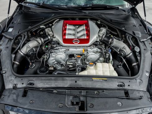 Used 2017 Nissan GT-R Premium image 12