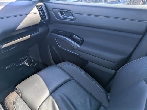 Used 2025 Nissan Pathfinder SL image 15