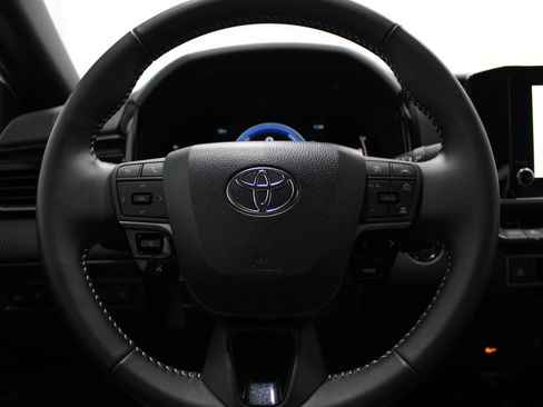 Used 2025 Toyota Camry SE FWD image 29
