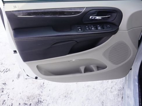 Used 2014 Chrysler Town & Country Touring-L w/ Driver Convenience Group image 11