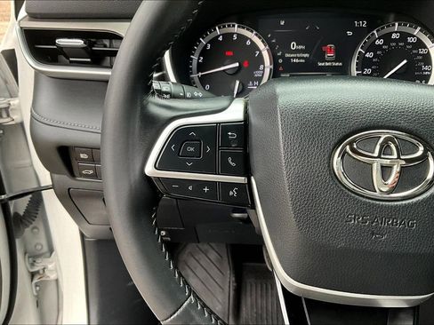 Used 2022 Toyota Highlander XLE image 11