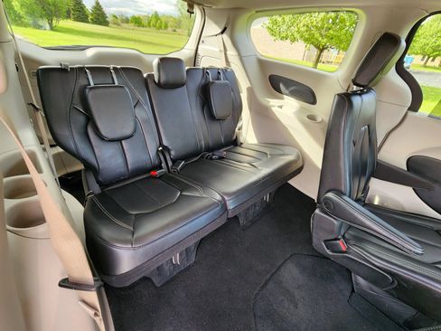 Used 2023 Chrysler Pacifica Touring-L FWD image 21