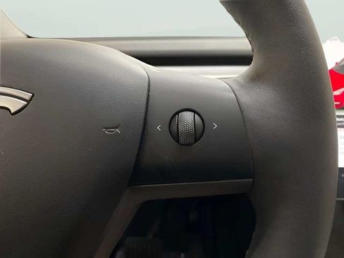 Used 2024 Tesla Model Y 2WD image 31