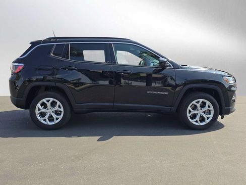 Used 2024 Jeep Compass Latitude AWD/4WD image 2
