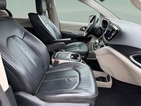 Used 2017 Chrysler Pacifica Touring-L Plus FWD image 27