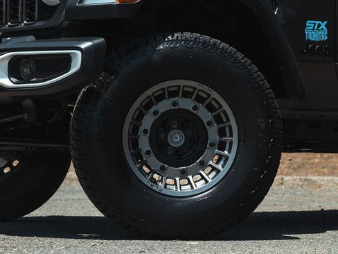 Used 2024 Jeep Gladiator Sport image 3