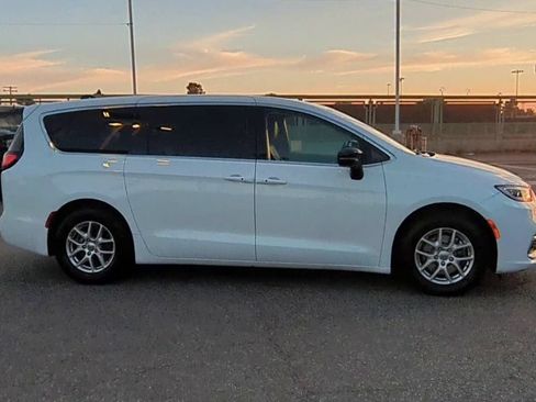 Used 2024 Chrysler Pacifica Touring-L FWD image 9