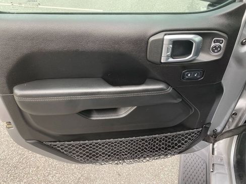 Used 2020 Jeep Gladiator Overland image 11