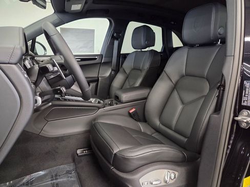 Certified 2026 Porsche Macan Turbo AWD/4WD image 5