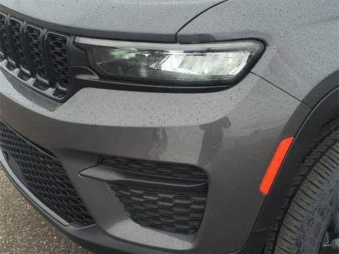 New 2025 Jeep Grand Cherokee Altitude image 11