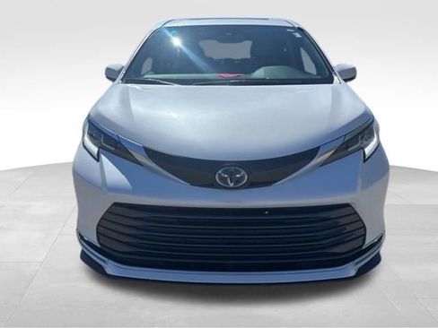 Used 2025 Toyota Sienna Limited AWD/4WD image 8