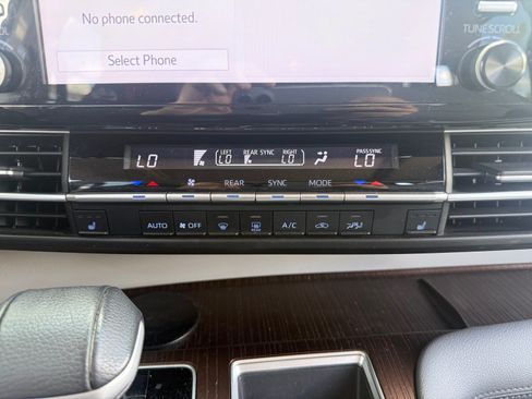 Used 2021 Toyota Sienna XLE AWD/4WD image 12