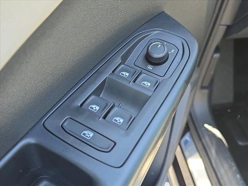 New 2026 Volkswagen Taos SE FWD image 5