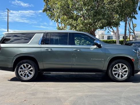 Used 2023 Chevrolet Suburban Premier image 3