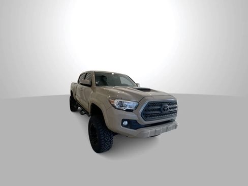 Used 2017 Toyota Tacoma TRD Sport w/ Tow Package (A/T) image 2