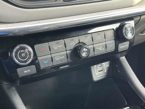 Used 2023 Jeep Compass Limited image 30