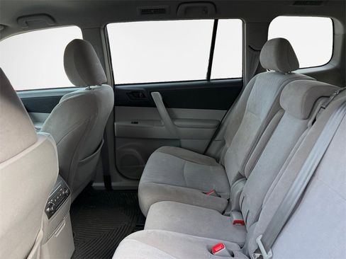 Used 2013 Toyota Highlander Plus w/ Cold Weather Pkg image 24