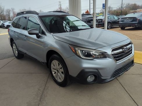 Used 2019 Subaru Outback 2.5i Premium image 3