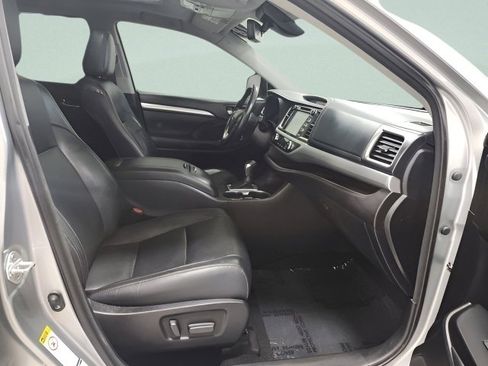 Used 2018 Toyota Highlander XLE AWD/4WD image 18