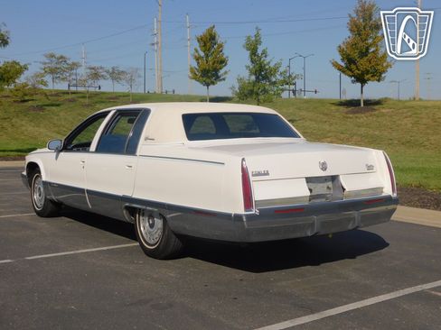 Used 1995 Cadillac Fleetwood Brougham RWD image 3