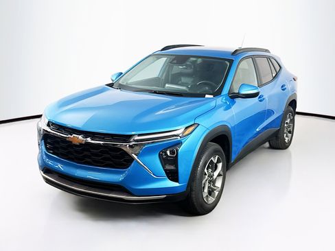 Used 2025 Chevrolet Trax LT w/ Driver Confidence Package image 3