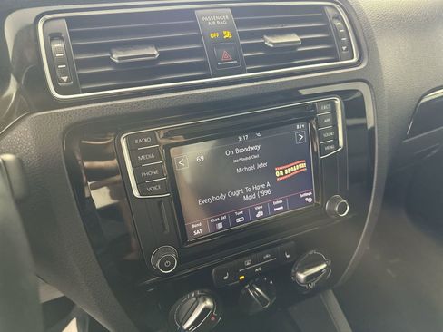 Used 2018 Volkswagen Jetta Sport image 16