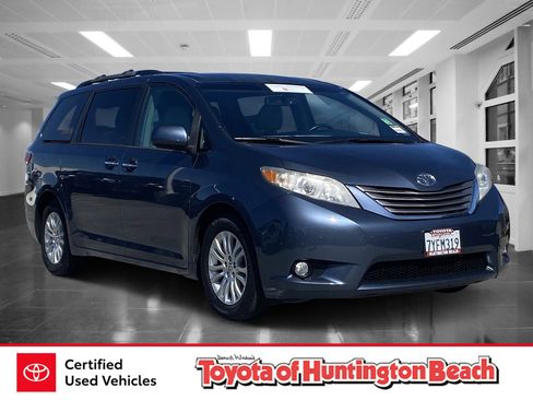 Certified 2017 Toyota Sienna XLE Premium image 1